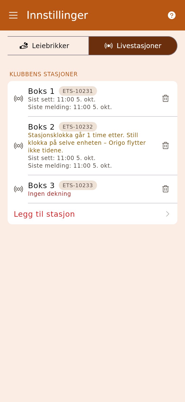 Livestasjonene, en av dem med varsel om at klokka går feil